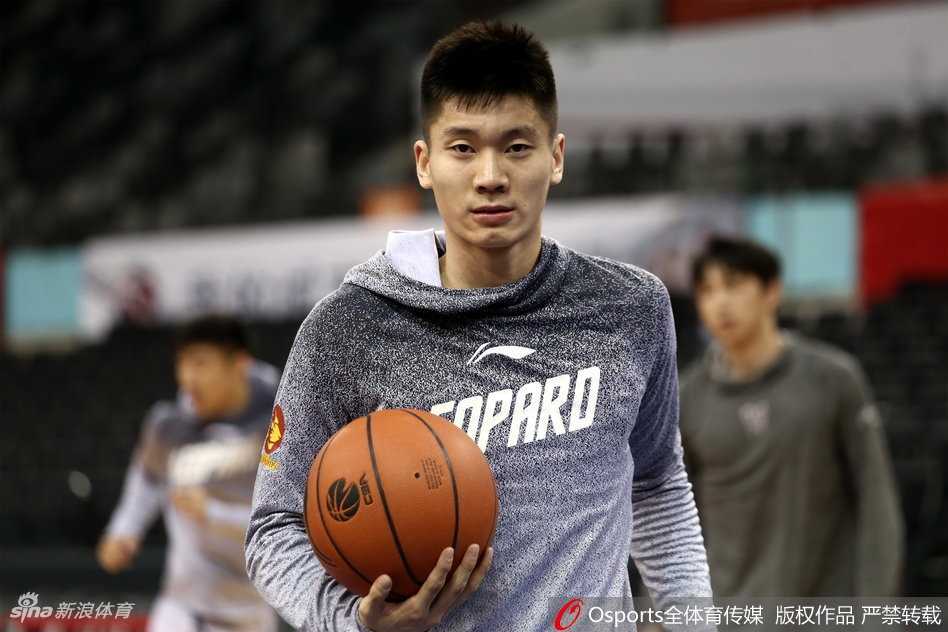 深圳队球员们围成一圈，在教练组的带领下进行赛前动员，大家目光坚毅，齐声高喊加油口号，气氛热烈而专注。