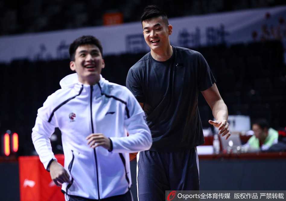 深圳烈豹蓄势待发,迎战常规赛第二十七轮关键战役 朗福德专注跳投,篮球划过空中留下一道完美弧线