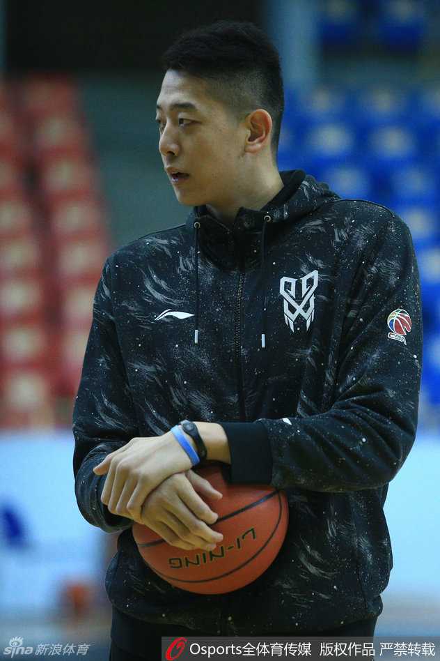 深圳烈豹蛰伏待爆发 炎夏挥汗如雨为新季蓄力 波兰铁锤兰佩在投篮训练中手感柔和,他不仅在战术上是球队的枢纽,稳定的投射也是破解对方联防的利器。