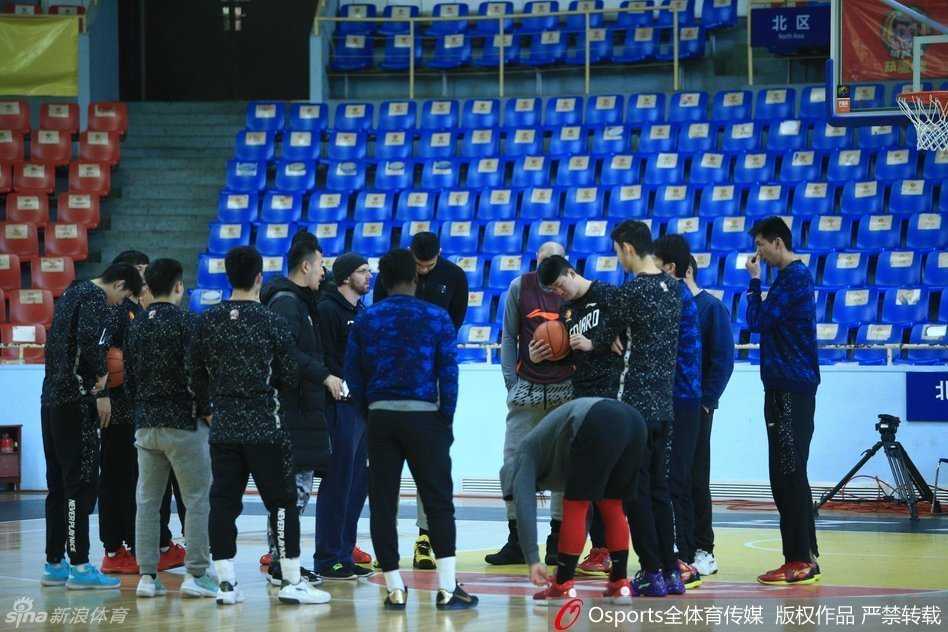 深圳烈豹蛰伏待爆发 炎夏挥汗如雨为新季蓄力 外援马齐-兰佩利用自己的经验,在训练间隙与教练组和队友围在一起讨论战术,他的到来为球队注入了欧洲篮球的团队理念。