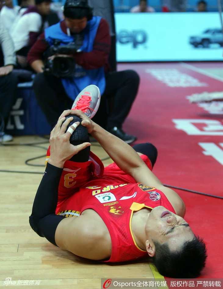 深圳烈豹魂:队长伤退的那一刻,队友的脊背撑起团队脊梁 孟铎趴在队友并不宽阔却异常安稳的背上,任由队友将自己从激烈的赛场一步步背向场外的更衣室,背影写满了无奈与感激。