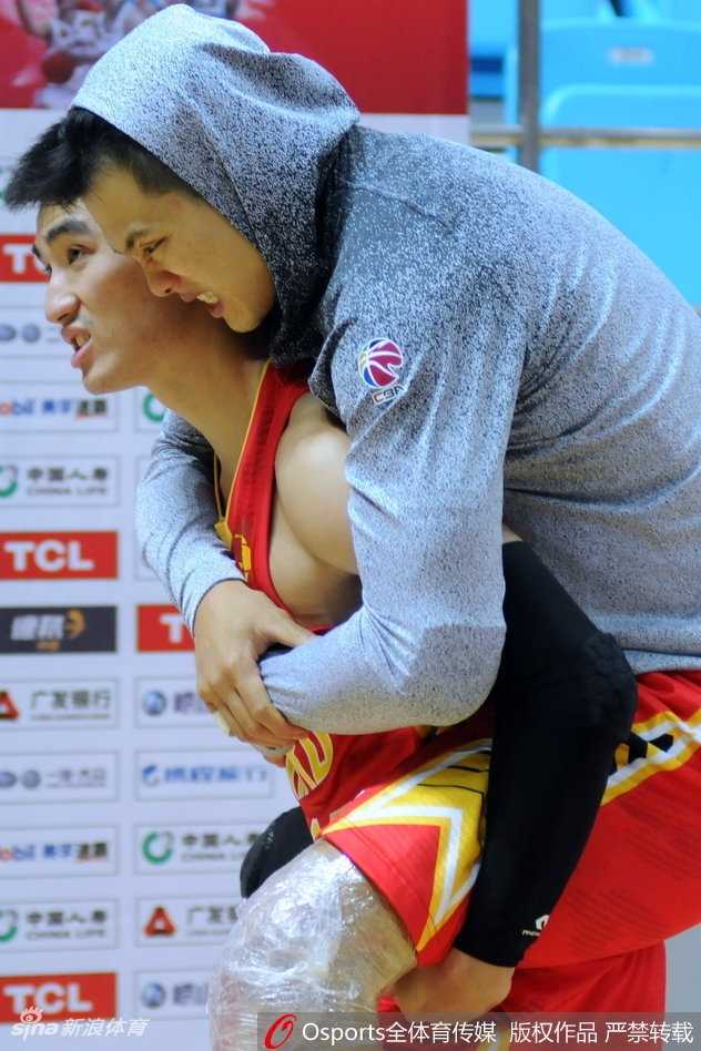 深圳烈豹魂:队长伤退的那一刻,队友的脊背撑起团队脊梁 被背下场的孟铎紧紧搂住队友的肩膀,低垂的头和紧绑的护膝透露出伤痛的折磨,但队友坚实的臂膀给了他此刻最需要的支撑。