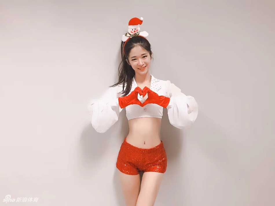 深圳男篮炫舞团甜心宝贝 圣诞夜热力绽放 两位甜心宝贝并肩而立,一手叉腰一手持花球,展现出啦啦队员特有的挺拔身姿与自信从容的魅力。