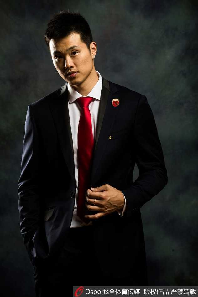 深圳男篮全员集结拍摄大合照，球员们西装革履整齐划一，在落日余晖下展现出团队的力量感与时尚风采