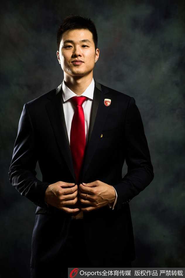 孟铎身着皮衣搭配牛仔裤，在街头场景中摆出酷飒造型，硬汉气质与时尚元素完美融合，宛如动作电影海报