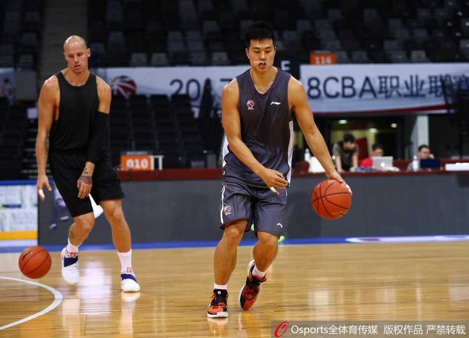 深圳男篮轻松备战迎联赛,李慕豪搞怪大笑成开心果 场上画面充满喜感,李慕豪用手指着场边的摄像机,做出夸张的抗议表情,仿佛在质问镜头为何总是对着他。旁边的孟铎被他的举动逗得开怀大笑,两人之间的互动就像一对活宝,让围观者忍俊不禁。