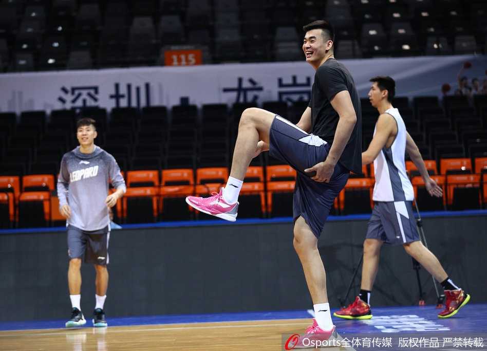 深圳男篮轻松备战迎联赛,李慕豪搞怪大笑成开心果 深圳队中锋李慕豪在训练中双手抱头,表情夸张地仰天大笑,他张大的嘴巴和眯成一条缝的眼睛极具感染力,身旁的队友也被这一幕逗乐,侧身看向他,整个训练馆充满了欢乐的气氛。