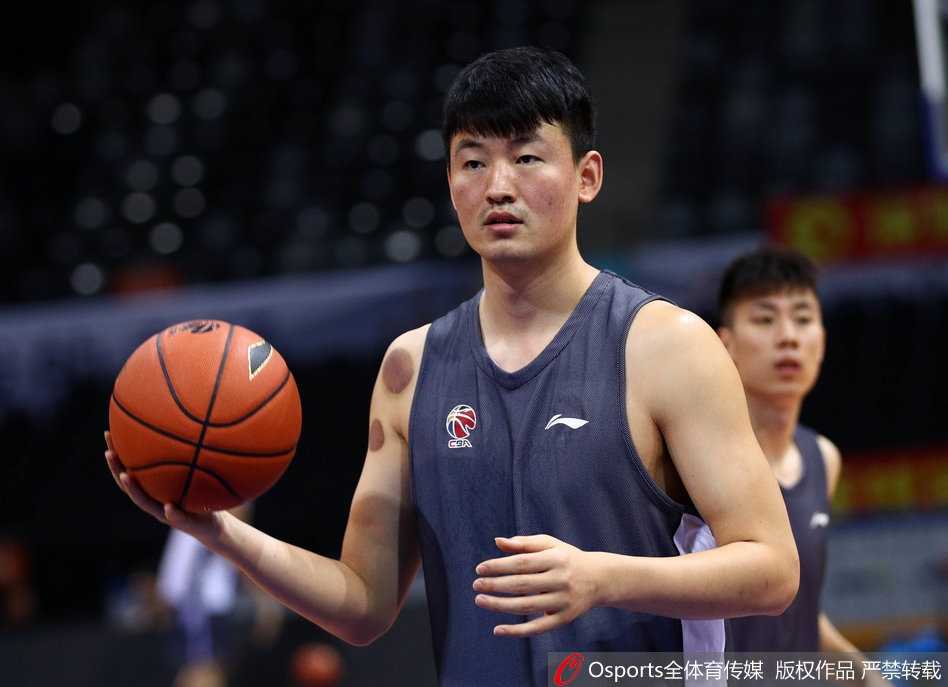 深圳男篮轻松备战迎联赛,李慕豪搞怪大笑成开心果 李慕豪在底线附近伸展身体放松肌肉,虽然只是简单的拉伸动作,但他脸上却挂着抑制不住的笑意,眼神中透露出孩子般的顽皮,仿佛正在为刚才的恶作剧得逞而暗自得意。