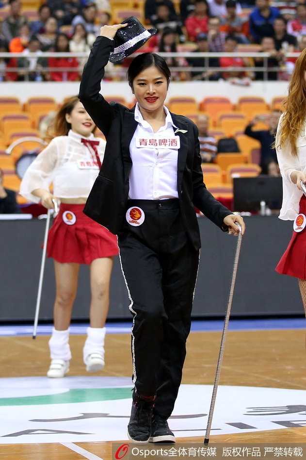 一位篮球宝贝单手叉腰，回眸瞬间展现出青春洋溢的自信与活力，裙摆随动作轻盈飘起