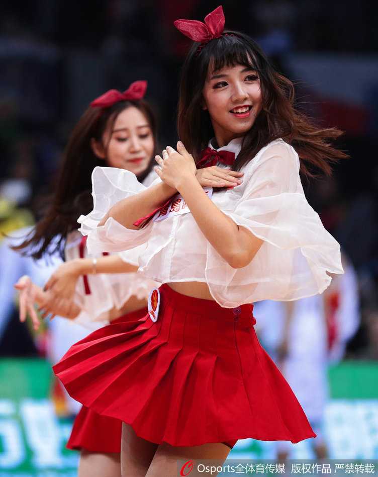 深圳篮球宝贝烈焰红裙舞动赛场 助力新世纪大胜青岛双星 比赛暂停期间,深圳篮球宝贝们在场上排成一列,她们双手举起花球,用充满节奏感的舞蹈动作调动现场观众的情绪,营造热烈的主场氛围。