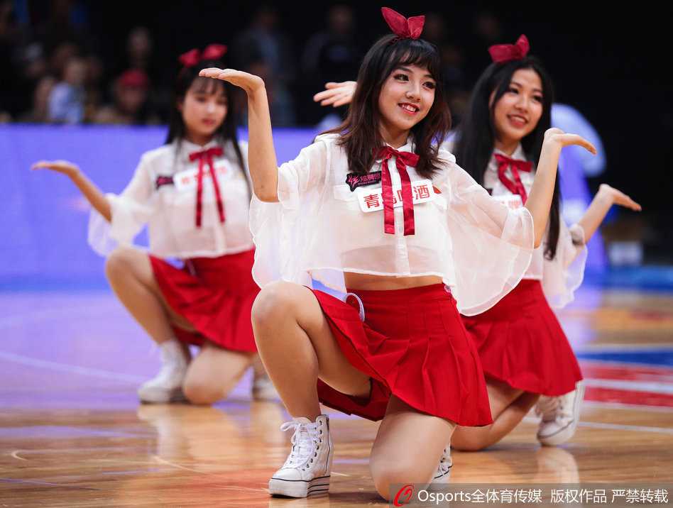 深圳篮球宝贝烈焰红裙舞动赛场 助力新世纪大胜青岛双星 深圳篮球宝贝们身着烈焰般的红色短裙,在场上摆出整齐划一的队形,她们身姿挺拔,笑容灿烂,为激烈的比赛增添了一抹柔美与活力。