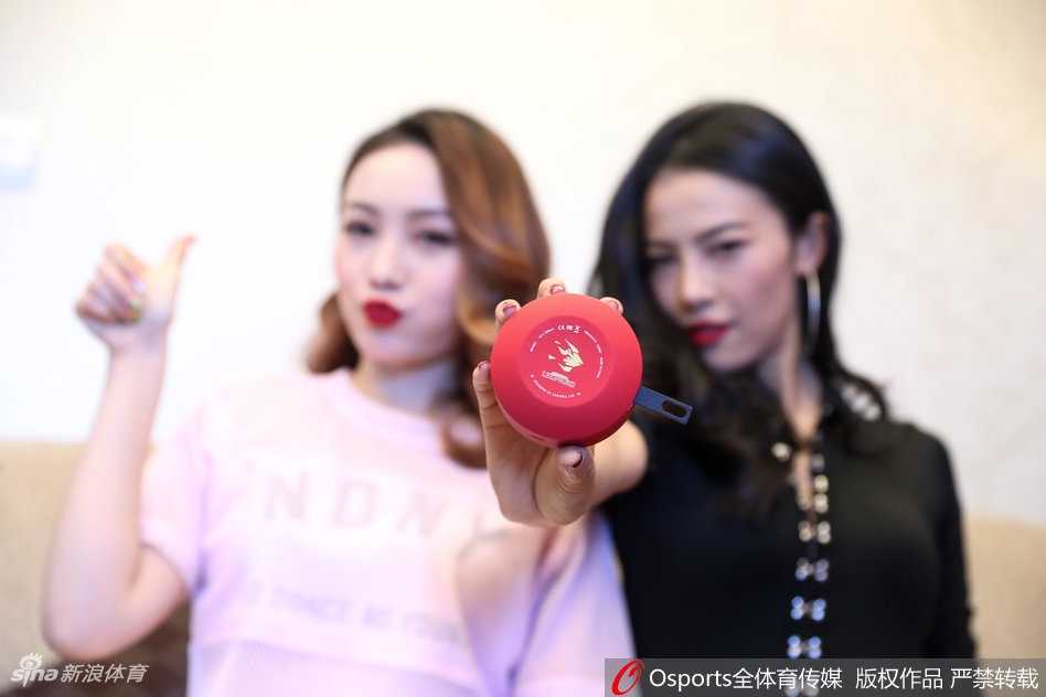 深圳篮球宝贝闪耀五棵松,盘点二零一七CBA全明星周末的激情与感动 篮球宝贝们变换队形,她们手中的花球随着律动如火焰般跳动,完美衬托出全明星周末的热烈气氛。