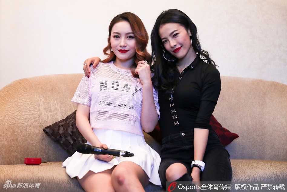 深圳篮球宝贝闪耀五棵松,盘点二零一七CBA全明星周末的激情与感动 深圳新世纪啦啦队的宝贝们身着亮黄色短裙,在五棵松的场地上翩翩起舞,绽放着自信的笑容。