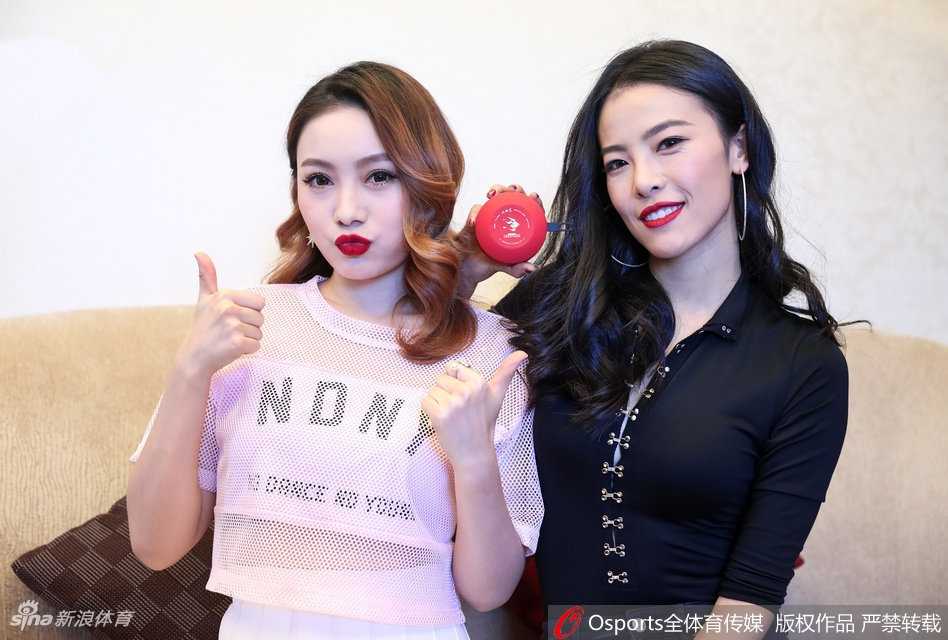 深圳篮球宝贝闪耀五棵松,盘点二零一七CBA全明星周末的激情与感动 即使是在场边休息,深圳啦啦队的宝贝们依然保持着甜美的微笑,她们聚在一起,成为镜头中一道青春的风景线。