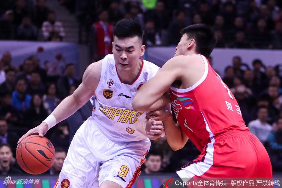 深圳风暴逆转广州,顾全神射沈梓捷双三十锁定胜局 深圳外援萨林杰背身单打,凭借强壮的身体顶开防守,柔和的手感让篮球稳稳落入篮筐。