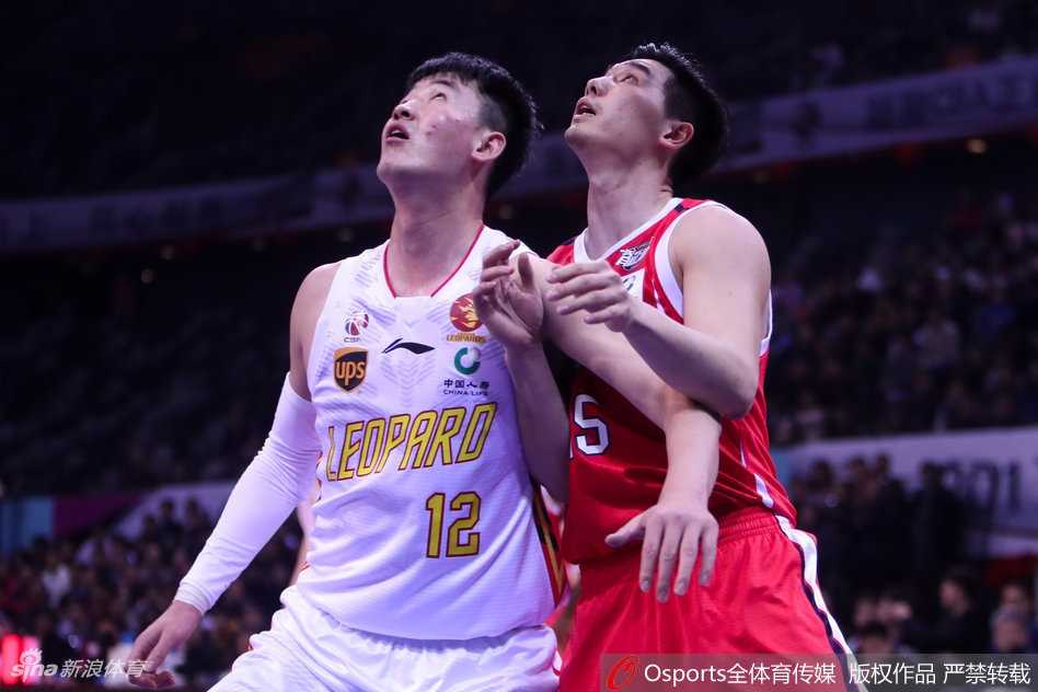 深圳风暴逆转广州,顾全神射沈梓捷双三十锁定胜局 深圳队李慕豪在对方防守球员的长臂干扰下,依然稳稳地将球送入篮筐,彰显内线高塔的细腻技术。