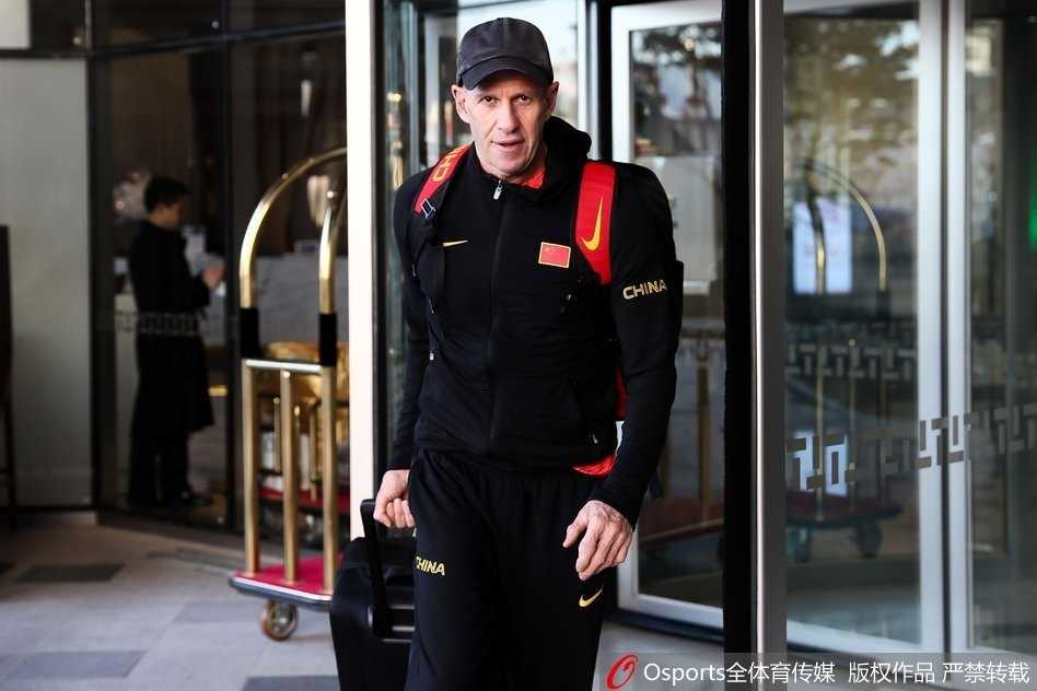 赛场上，丁彦雨航面对韩国队的防守球员，眼神如炬，他高高跃起，手腕轻拨，篮球划出一道美妙的弧线直钻网窝，身后的韩国队员只能望球兴叹。