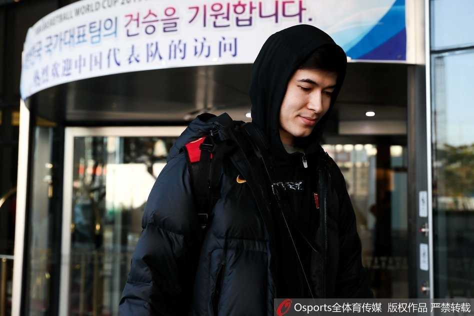 丁彦雨航持球强行突破，防守球员的手臂几乎缠在了他的身上，但他依然凭借超强的核心力量稳住身形，强行将球抛向篮筐，裁判的哨声也随之响起。