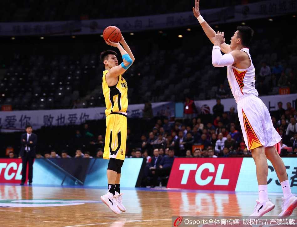 深圳外援萨林杰犹如一头在内线翻江倒海的巨兽，他扛开防守，用标志性的柔和手感将球稳稳送入篮筐，眼神中充满了对胜利的渴望。