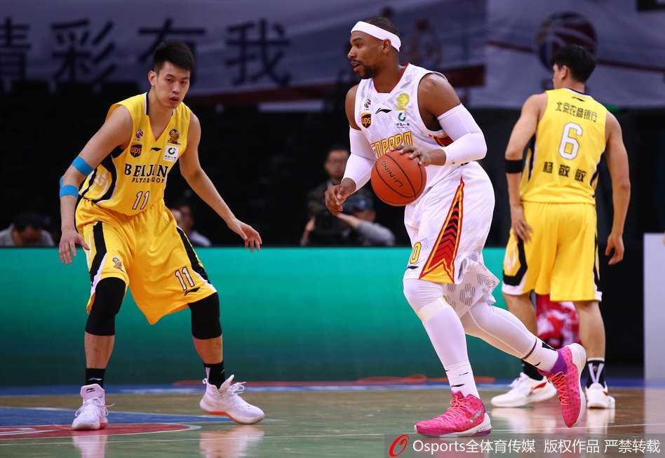 北控灵魂马布里咬牙突破重围，虽然岁月在他脸上刻下了痕迹，但那份不屈的斗志依然在眼眸中燃烧，试图以一己之力撕开防线。