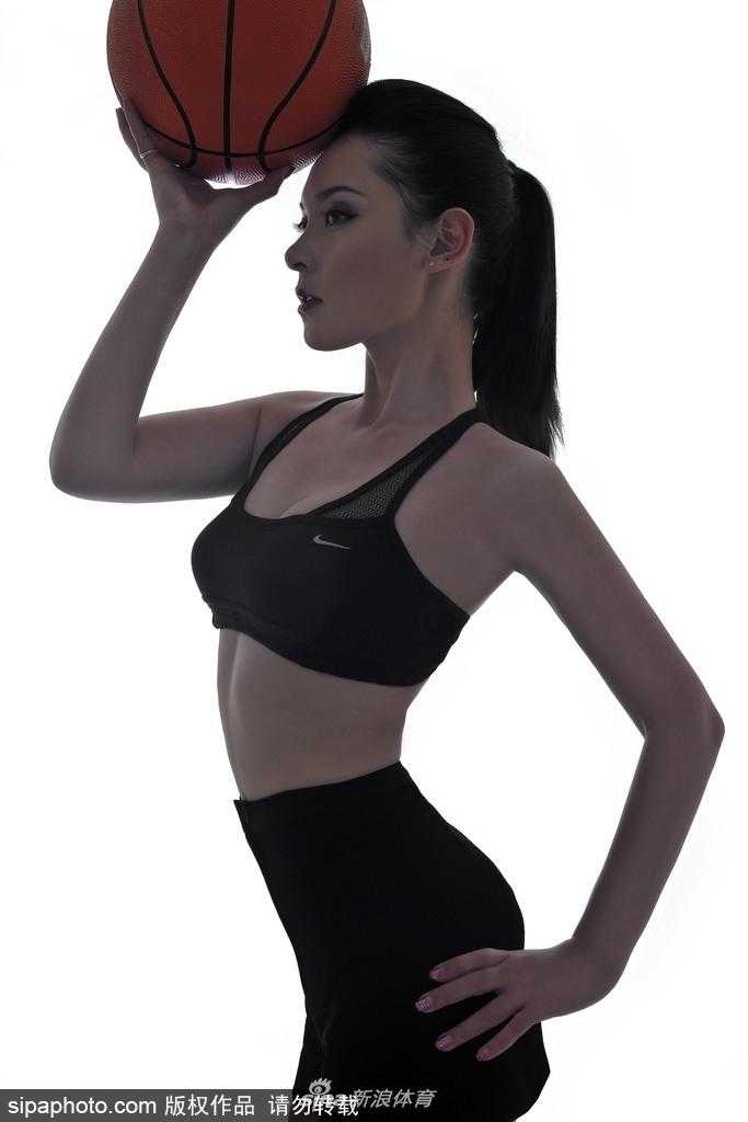 混血女主播杨不悔扎着清爽马尾，身着亮橙色篮球宝贝运动背心，在球场看台前回眸一笑，眼中闪烁着对即将开始的比赛的无限期待。