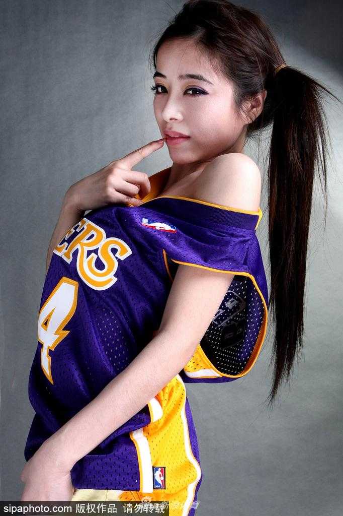 混血女神袁颖芬惊艳变身篮球宝贝,青春活力引爆球场 篮球场边的袁颖芬侧身回眸,利落的运动装扮勾勒出她高挑的身形,眼神中透着一股飒爽的自信