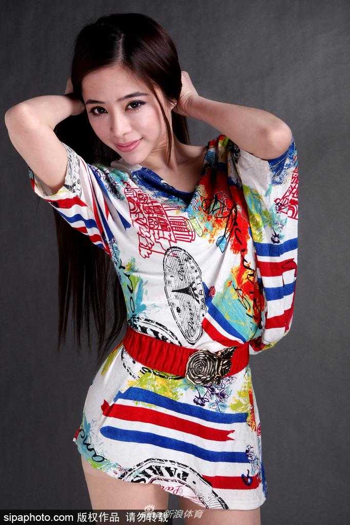 混血女神袁颖芬惊艳变身篮球宝贝,青春活力引爆球场 袁颖芬站在球场边,身穿简约的运动背心和短裤,身形高挑修长,沐浴在阳光中仿佛自带光环