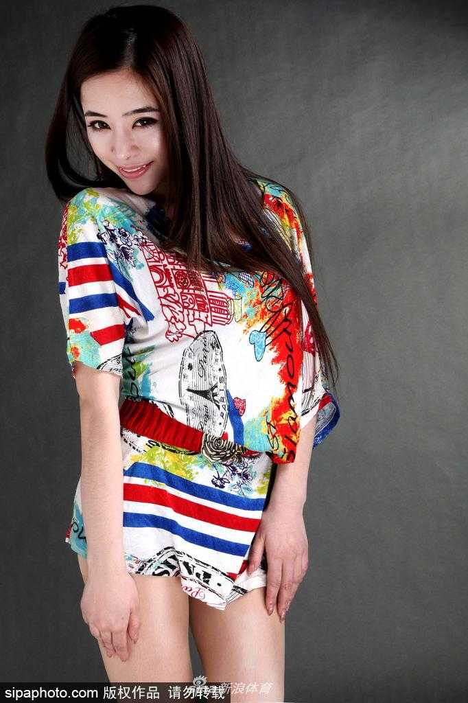 混血女神袁颖芬惊艳变身篮球宝贝,青春活力引爆球场 特写镜头下,袁颖芬的五官更显立体精致,她轻轻咬唇,眼神中带着一丝俏皮与挑衅,张力十足