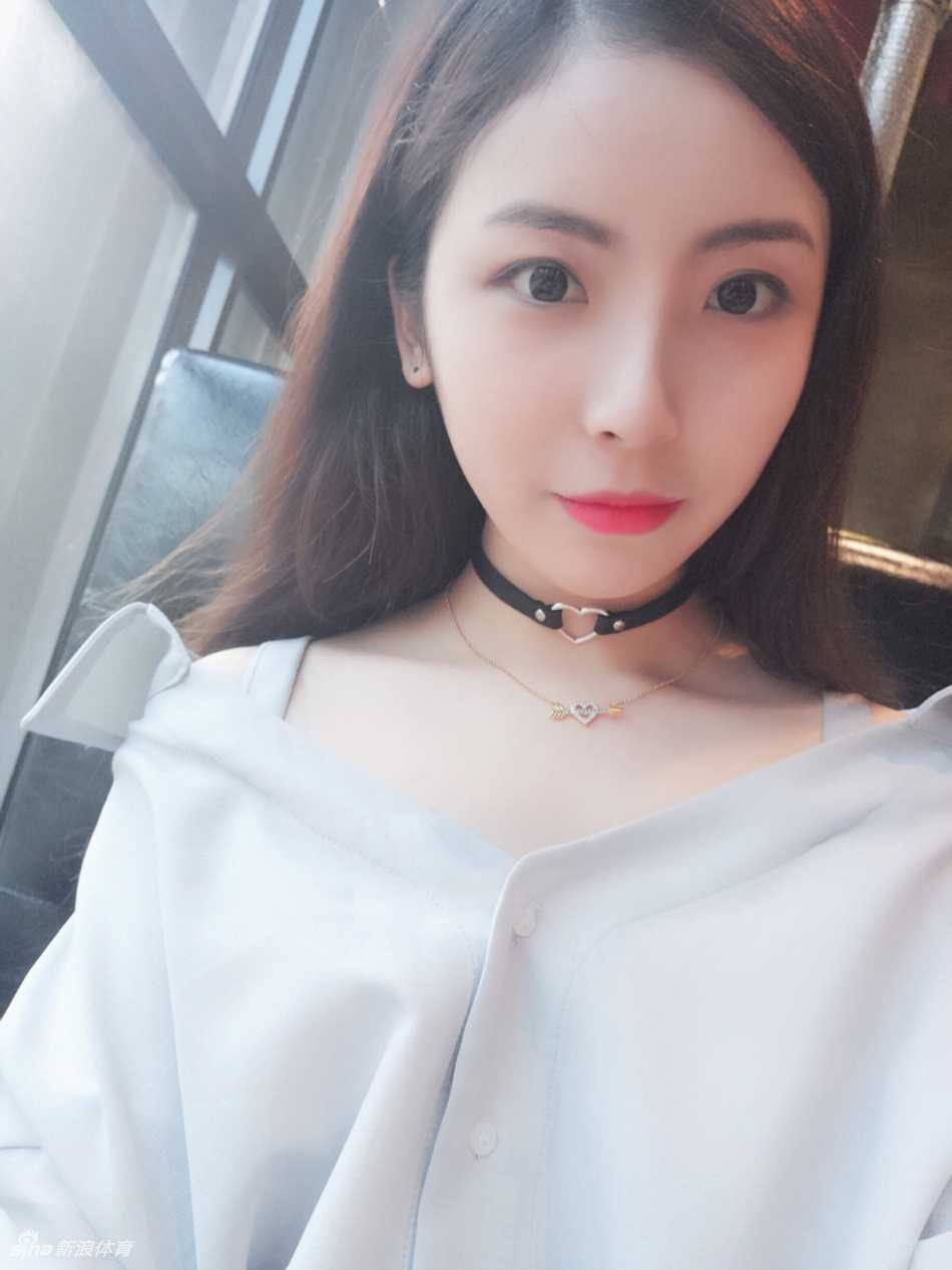 清丽脱俗的她,站在篮球场边,便是整个青春 江风轻拂,她伫立岸边静静等待,清丽的侧脸映着波光,眼神中带着一丝踌躇和对未来的憧憬