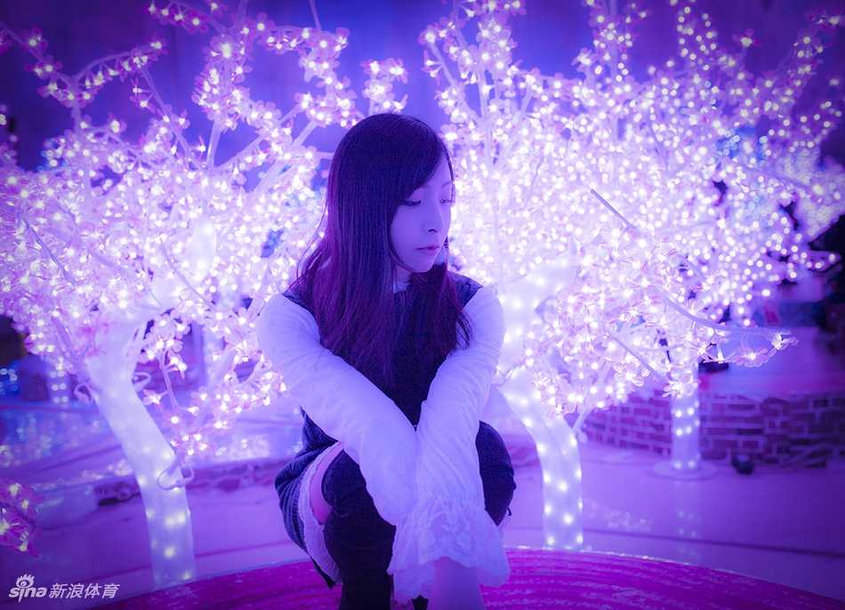 清丽脱俗的她,站在篮球场边,便是整个青春 光影交错间,她回眸凝视,眼神妩媚动人,清丽中带着一丝成熟的魅力,定格了最动人的瞬间