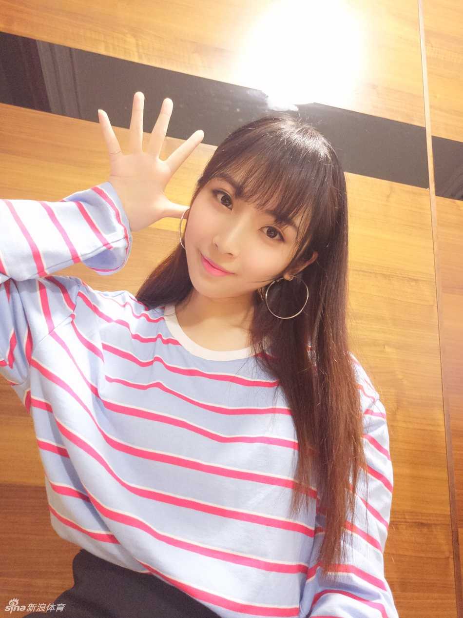 清丽脱俗的她,站在篮球场边,便是整个青春 篮球场上,她为心爱的男生加油鼓劲,回眸一笑的瞬间,清纯与妩媚交织,眼中满是星光