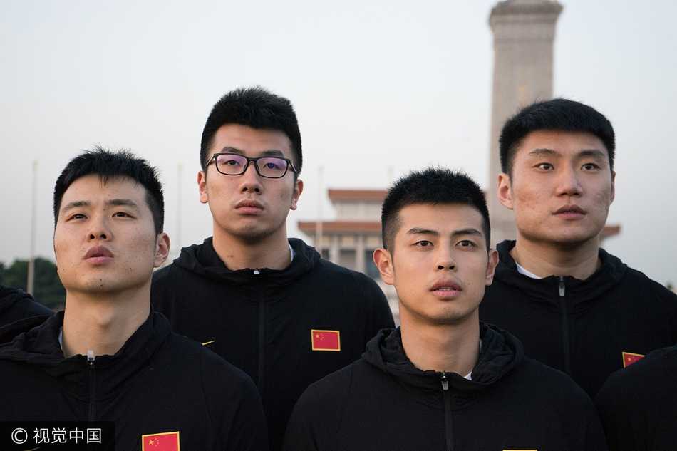 清晨天安门广场的庄严一课:中国男篮红队以热血致敬祖国 主帅李楠神情专注而严肃,他站在队列中,目光深邃地望向旗杆方向。作为曾经的国家队锋线尖刀,如今转型为“红队”掌舵人,他深知这一刻对这群年轻人的精神洗礼远比一场训练赛更加意义深远。