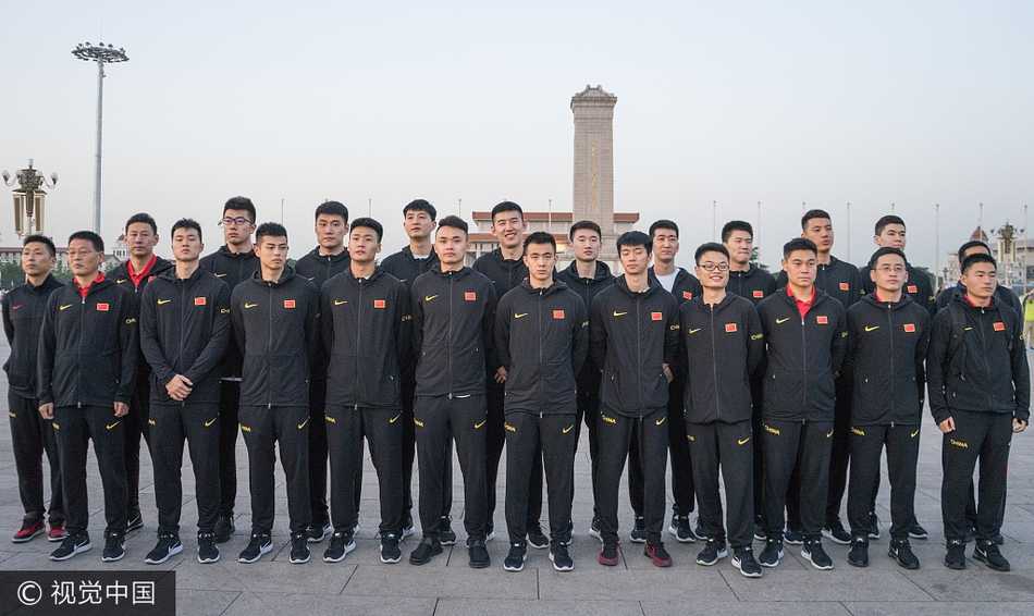 清晨天安门广场的庄严一课:中国男篮红队以热血致敬祖国 走在宽阔的天安门广场上,赵继伟被记者们团团围住。这位年轻的后卫面对镜头从容不迫,他身后的广场开阔无垠,正如他即将展开的国家队生涯,充满了无限的可能与希望。