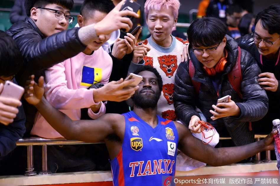 温情暖冬日:游子杰特重回齐鲁大地 与山东球迷演绎最动人重逢 面对热情的球迷,杰特露出了标志性的憨厚笑容,这一刻他不是什么超级得分手,只是一个回到了温暖家中的大男孩。