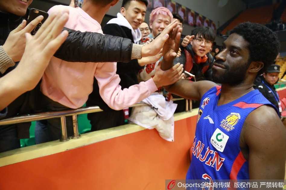 温情暖冬日:游子杰特重回齐鲁大地 与山东球迷演绎最动人重逢 训练间隙,杰特微笑着为山东的球迷们签名,他的眼神里满是温柔,仿佛不是在应付客场球迷,而是在给自己的家人留下纪念。