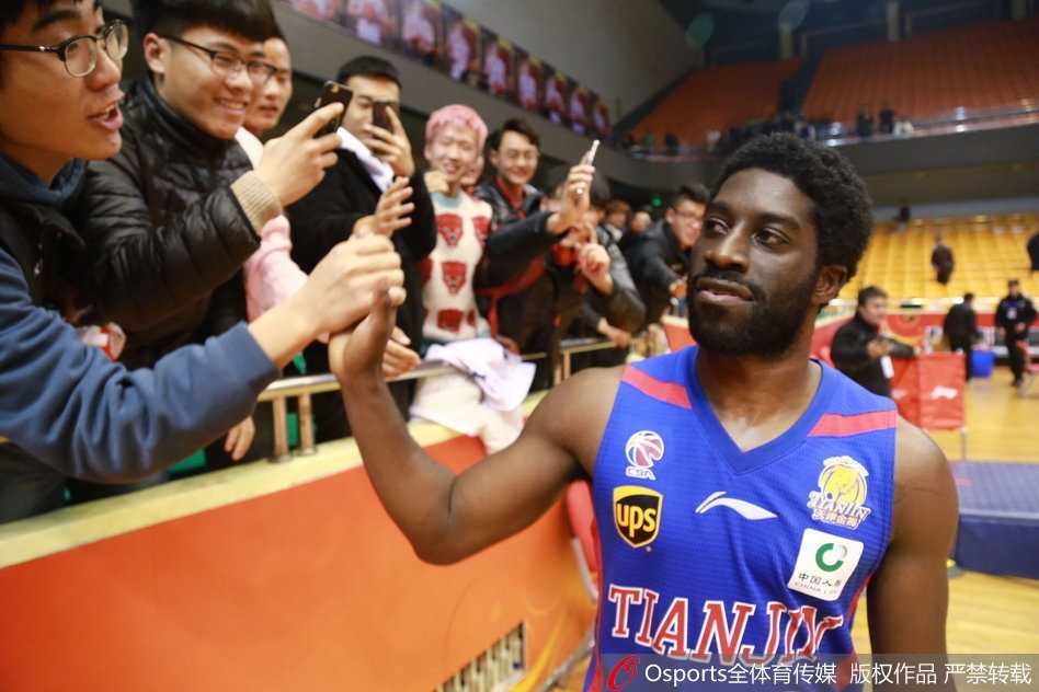 温情暖冬日:游子杰特重回齐鲁大地 与山东球迷演绎最动人重逢 面对曾经最熟悉的主场篮筐,杰特在罚球线上神情专注,仿佛在济南的这片场地上,连出手的感觉都带着往日的温度。