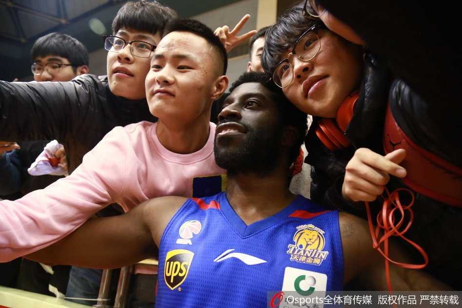 温情暖冬日:游子杰特重回齐鲁大地 与山东球迷演绎最动人重逢 即便穿着天津队的训练服,杰特在场上与山东队友交流时,脸上的笑容依旧灿烂得如同从未离开过这个大家庭。