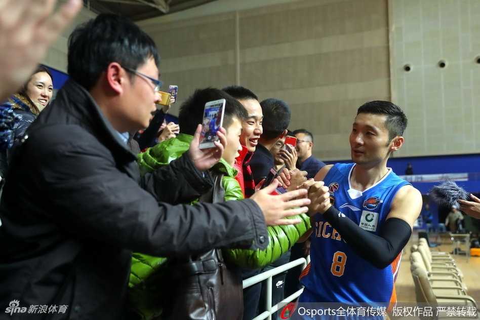 身披四川队战袍的刘炜赛后绕场一周，深情望向看台上久久不愿离去的上海球迷，眼神中满是眷恋与感动