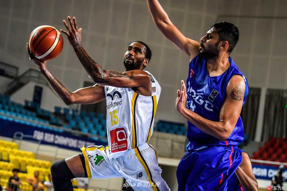 湖南郴州亚冠赛场惊现恐怖分差 黎巴嫩利雅得狂胜印度石油 在一名阿尔利雅得球员的积极干扰下,印度石油队后卫运球踉跄,出现失误,脸上写满了沮丧与无奈,这场比赛对他们而言无疑是漫长而艰难的一夜。