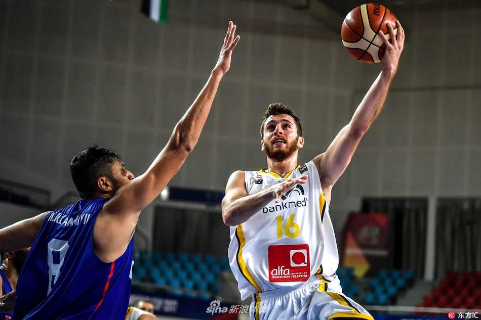 湖南郴州亚冠赛场惊现恐怖分差 黎巴嫩利雅得狂胜印度石油 阿尔利雅得队核心球员昆西杜比在三人包夹的缝隙中强行突破,他身形灵动如同闪电,印度石油队两名防守球员只得伸臂干扰,却无法阻挡他前进的步伐。