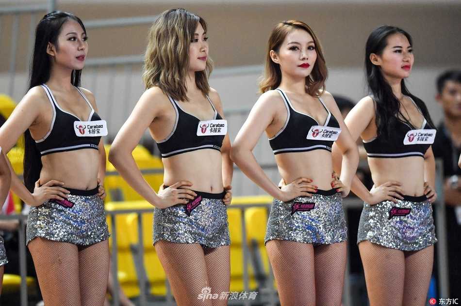 一位篮球宝贝在舞蹈中回眸一笑，眼神明亮而温柔，身后的队友们正在摆出酷炫的结束pose，整个舞台因她们的存在而变得星光熠熠