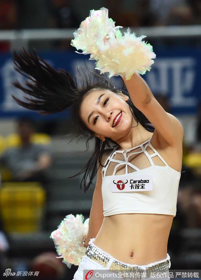 湘江激战与炫舞精灵:男篮亚冠赛场上的热血与柔情 表演结束,队员们向观众席挥手致意,脸上的汗水在灯光下闪闪发亮,她们用敬业的态度和专业的表现,赢得了现场如雷的掌声与欢呼。