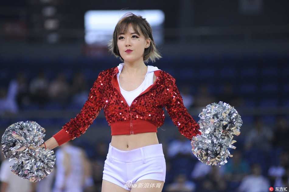 溧阳奥体燃动秋日:肯帝亚险胜青岛,篮球宝贝热力全开舞动季前赛 镜头拉近,这位篮球宝贝妆容精致,眼神专注而坚定,即使在激烈的比赛间隙,她也全情投入每一个舞蹈动作,用专业的素养和迷人的微笑征服了看台上的所有球迷。