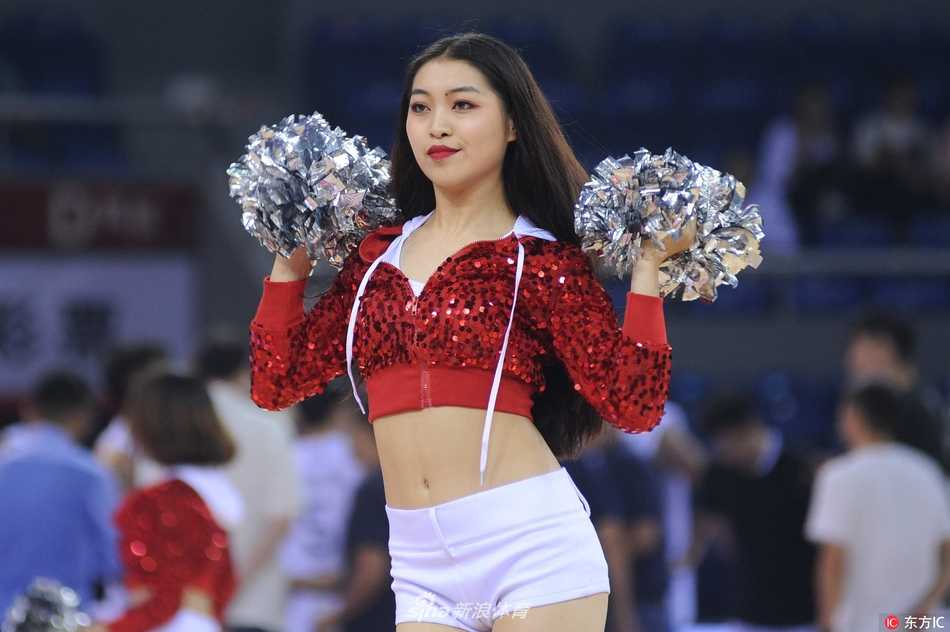 溧阳奥体燃动秋日:肯帝亚险胜青岛,篮球宝贝热力全开舞动季前赛 即使是在场边等待的间隙,宝贝们也不忘为队友鼓劲,她们围成一圈,手叠手高喊加油,这种团队之间的情谊和凝聚力,正如她们所支持的球队一样,为了共同的目标而战斗。