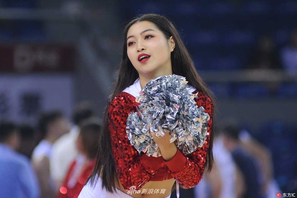 溧阳奥体燃动秋日:肯帝亚险胜青岛,篮球宝贝热力全开舞动季前赛 这是一次队形变换的瞬间,领舞者如众星捧月般被环绕在中央,她舒展的手臂和自信的表情极具感染力,展现了篮球宝贝作为赛场另一道风景线的专业与魅力。