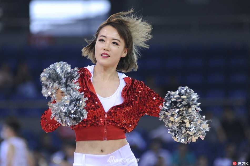 溧阳奥体燃动秋日:肯帝亚险胜青岛,篮球宝贝热力全开舞动季前赛 随着动感音乐的节拍,一位扎着高马尾的啦啦队员在聚光灯下奋力跃起,飞扬的发丝与利落的舞姿相得益彰,青春的活力在这一刻被定格,仿佛在告诉世界,这里不仅有硬汉的篮球,更有柔情的助威。