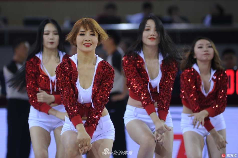 溧阳奥体燃动秋日:肯帝亚险胜青岛,篮球宝贝热力全开舞动季前赛 表演结束后,宝贝们集体向观众席挥手致意,金色的花球在灯光下熠熠生辉,她们用最热情的方式感谢球迷的支持,这一刻,输赢已不再重要,重要的是大家一起享受了篮球带来的快乐。