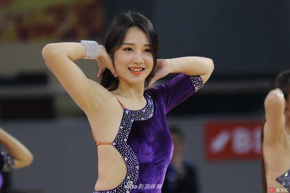 表演进入高潮，全体啦啦宝贝集体亮相，她们做出统一的“ waving”动作，层层叠叠的人浪效果与场边观众的欢呼声融为一体，整个体育馆变成了欢乐的海洋。