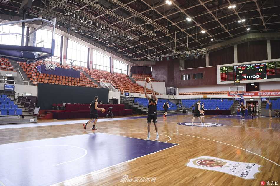 澳大利亚队员正进行绕桩折返跑冲刺，汗水如雨点般洒落，地板上的倒影与疾速的身影交织，仿佛已将赛场当成了狩猎的战场。