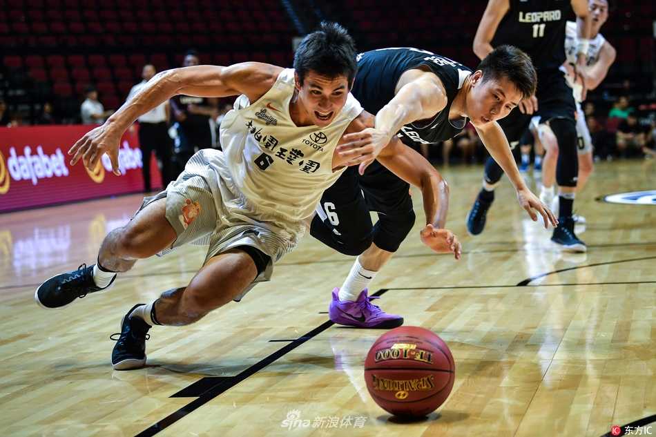 澳门新濠影汇篮球战火燃起,深圳烈豹苦战击败璞园建筑迎开门红 深圳烈豹队小外援基斯·朗福德在三人包夹之下依然闲庭信步,用一记柔和的后仰跳投划过澳门新濠影汇的夜空,为球队稳住阵脚。